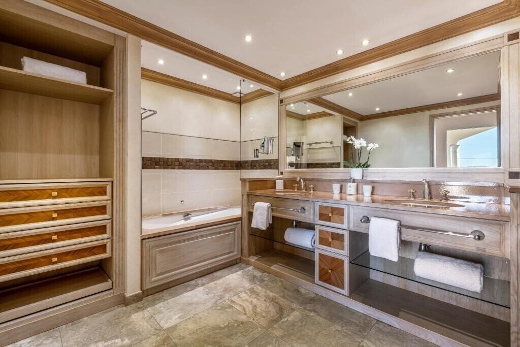 Отель Chateau De La Messardiere 5*