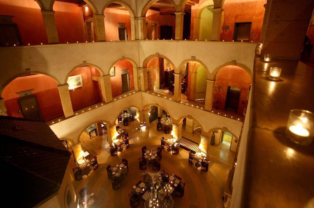 Отель Cour Des Loges 5*