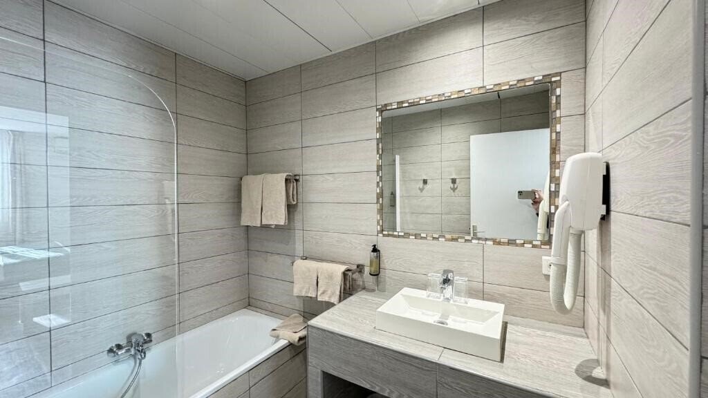 Helvetique 2* фотосуреті