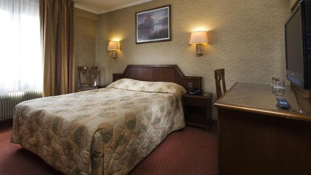 Meslay Republique 3* фотосуреті