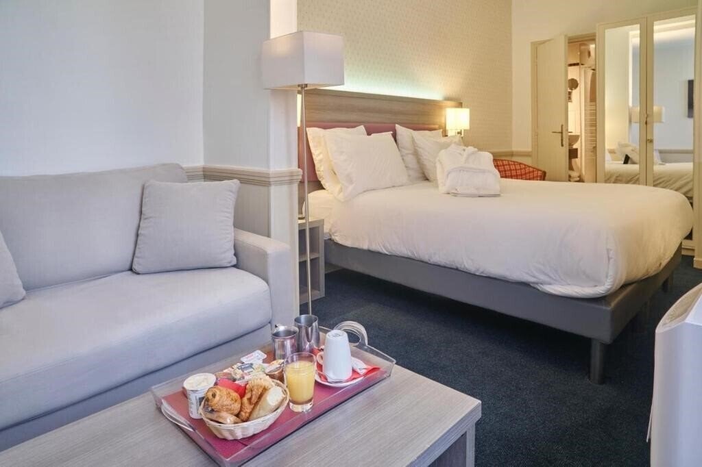 Отель Poussin 3*