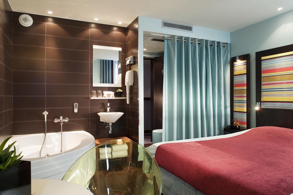 Отель Courcelles Etoile 3*