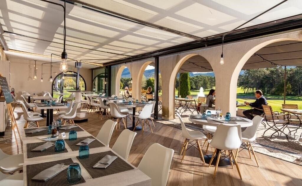 Chateau De Taulane 4* фотосуреті