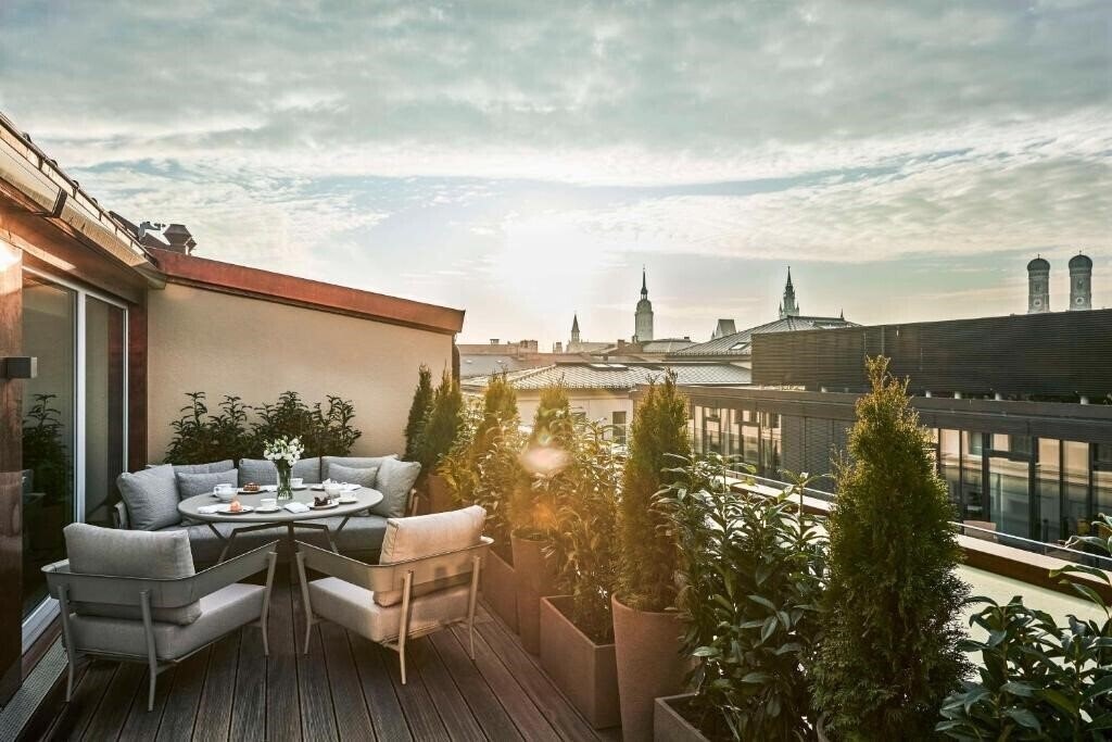 Отель Kempinski Hotel Vier Jahreszeiten 5*