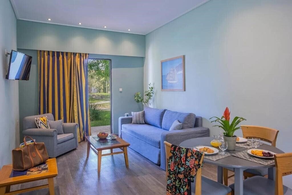 Отель Golden Coast (ex. Golden Coast Apartments) 3*