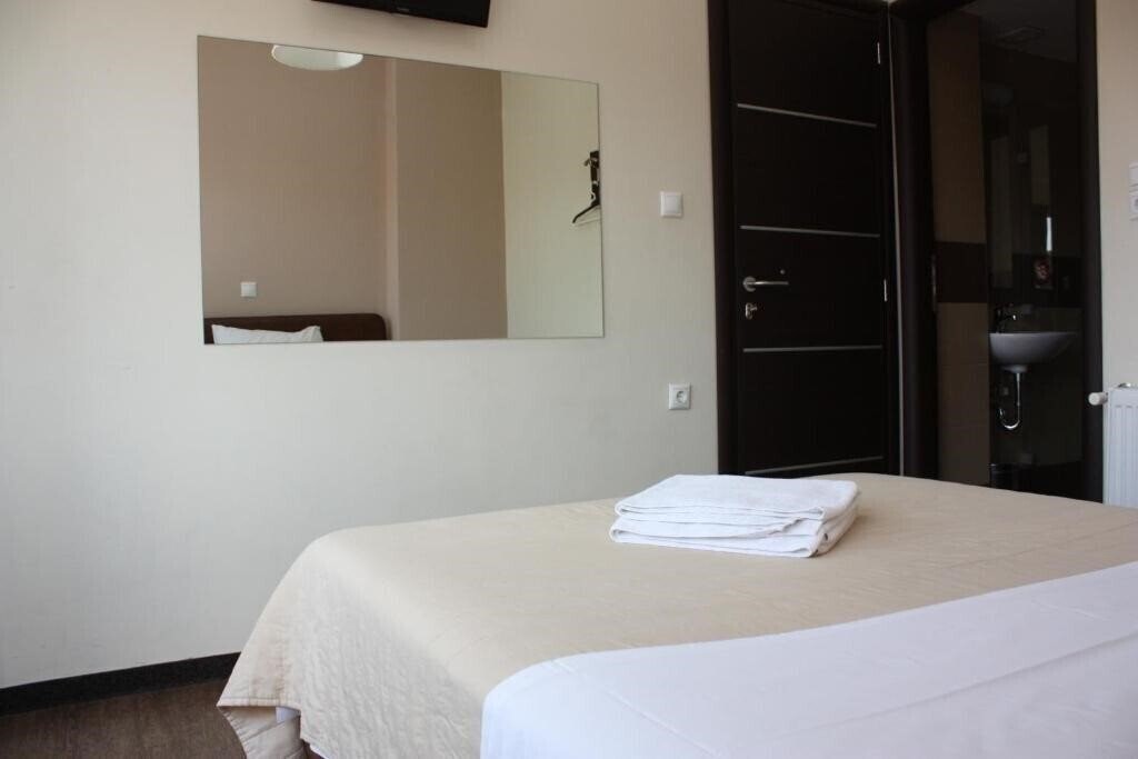 Фото Pella Inn Hostel 1*