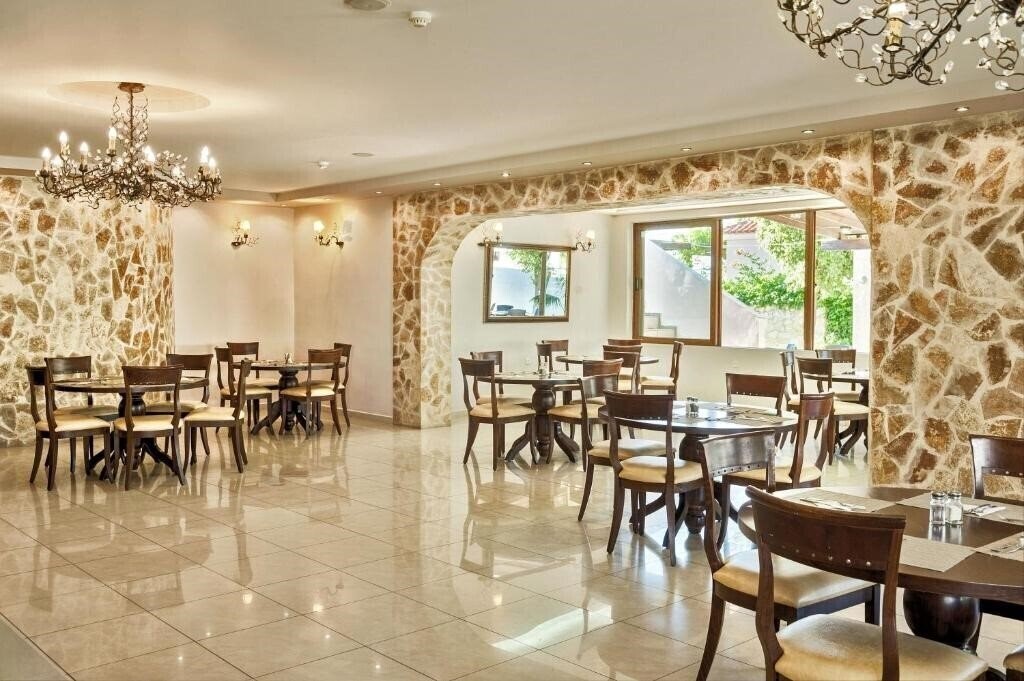 Adelais Hotel 3* суреті