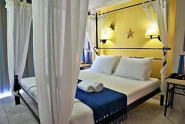 Отель Golden Bay Studios 3*