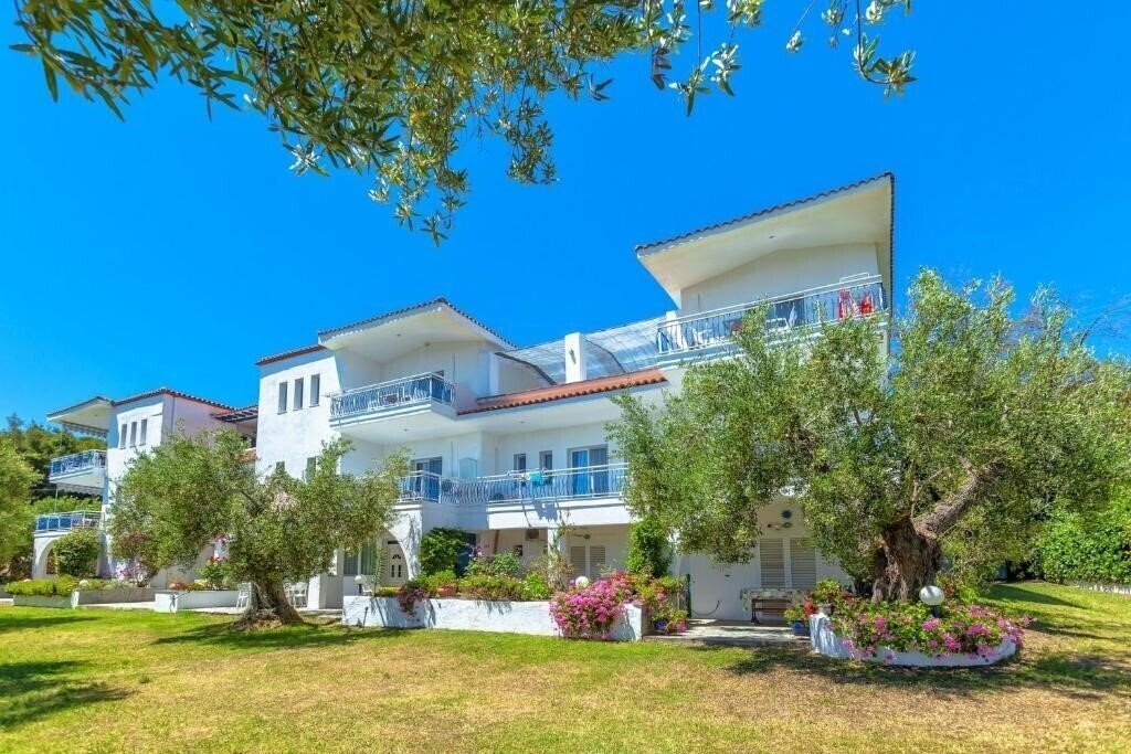 Отель Xenios Faros Apartments 2*
