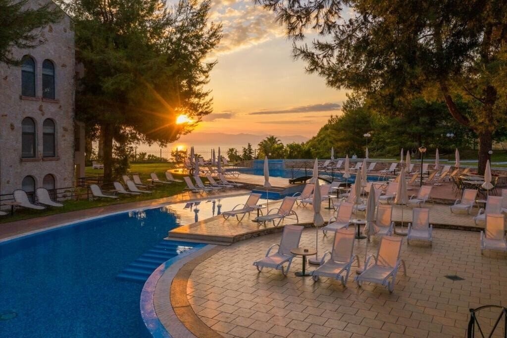 Lesse Hotel 4* суреті