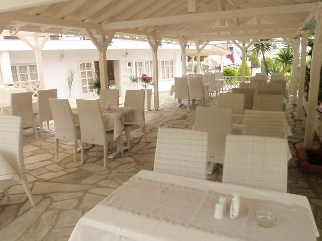 Leonidas Apartments 3* қонақ үйі