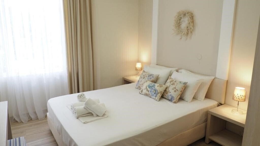 Leonidas Apartments 3* суреті