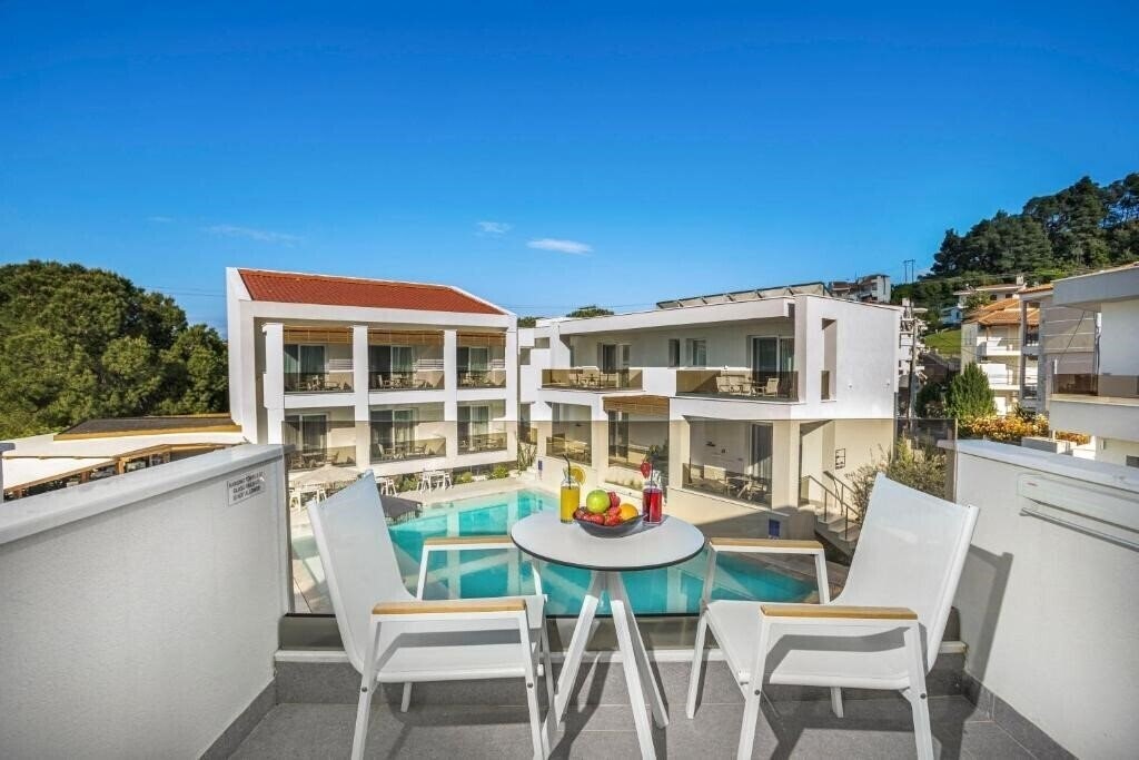 Mirablue Luxury Residences (ex. Mirablue Deluxe Residences, Mirablue Residences) 3* қонақ үйі