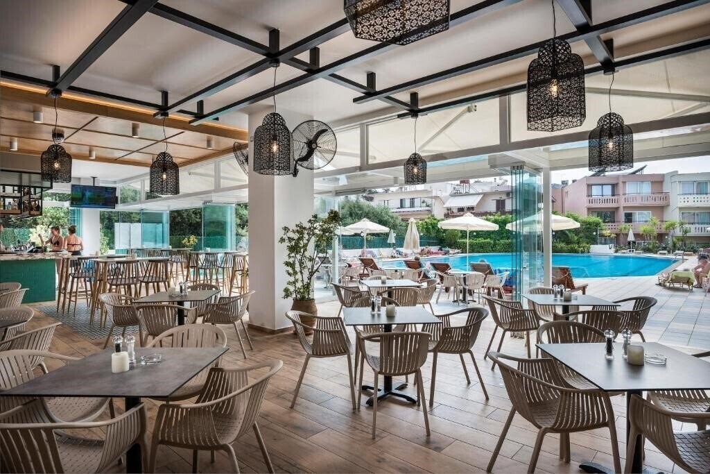 Фото Atrion Resort Hotel & Apts 3*