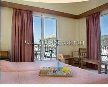 Отель Mitzithras Hotel 2*