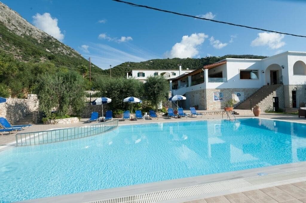 Crystal Blue Apts 3* суреті