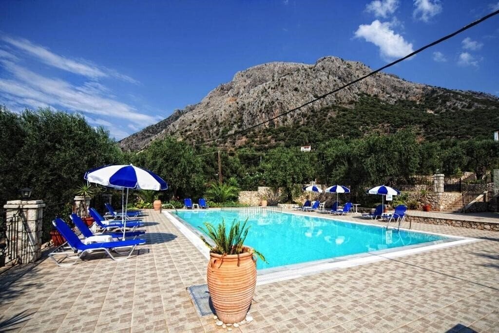 Crystal Blue Apts 3* суреті