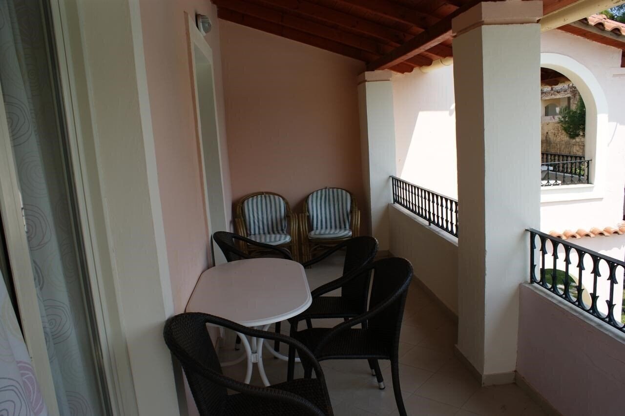 Kamari Apartments 3* суреті