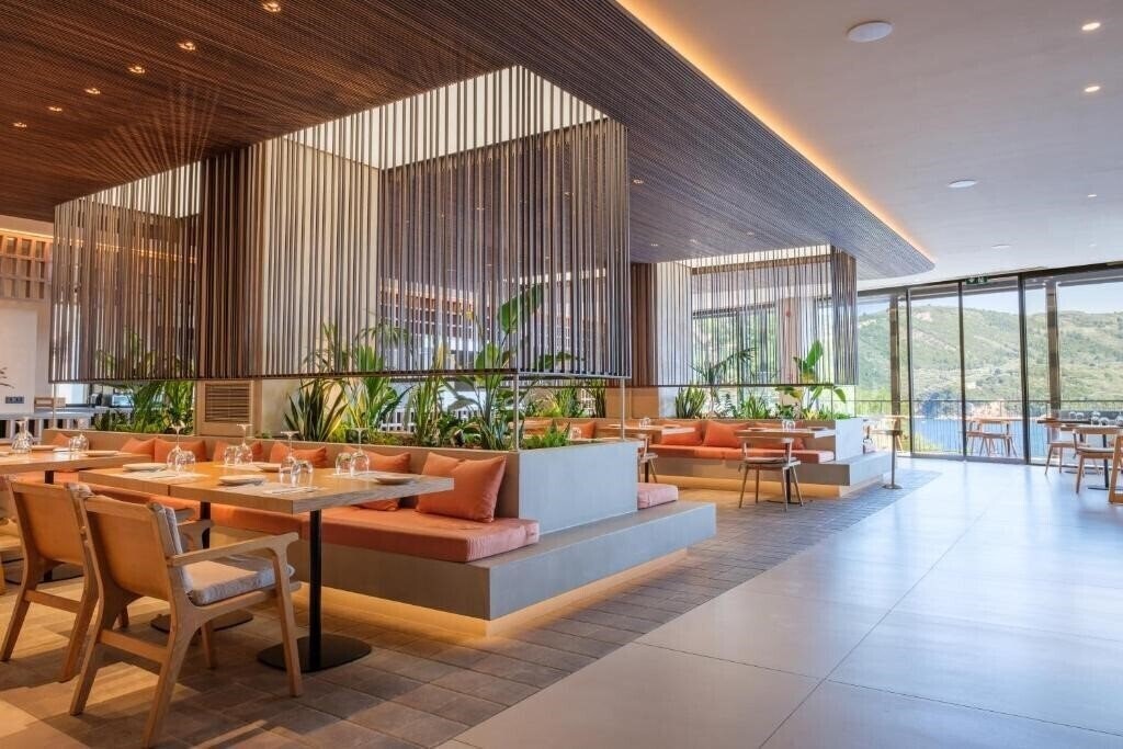 Akrotiri Beach 4* суреті