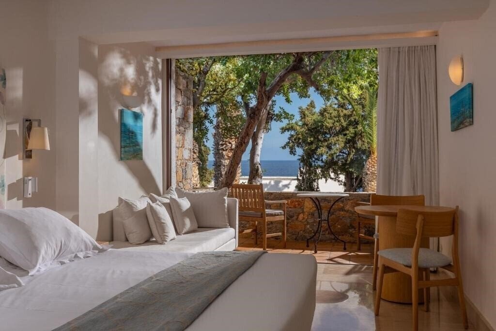 Отель St. Nicolas Bay 5*