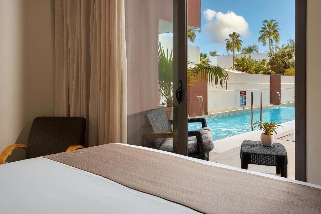 Отель Dionyssos Hotel 4*