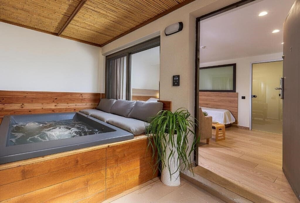 Фотография Dionyssos Hotel 4*
