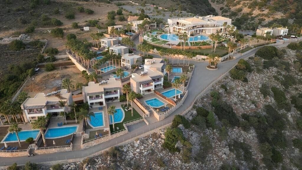 The Noverian Scenic Hilltop Villa Resort 5* қонақ үйі