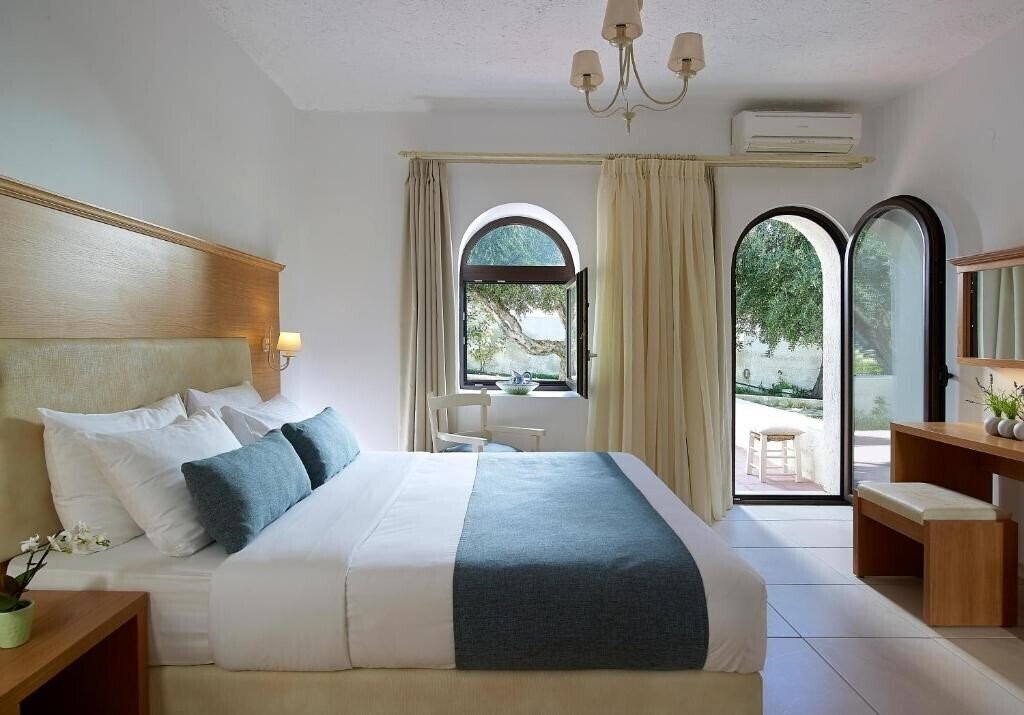 Изображение Coriva Beach Hotel & Bungalows 4*