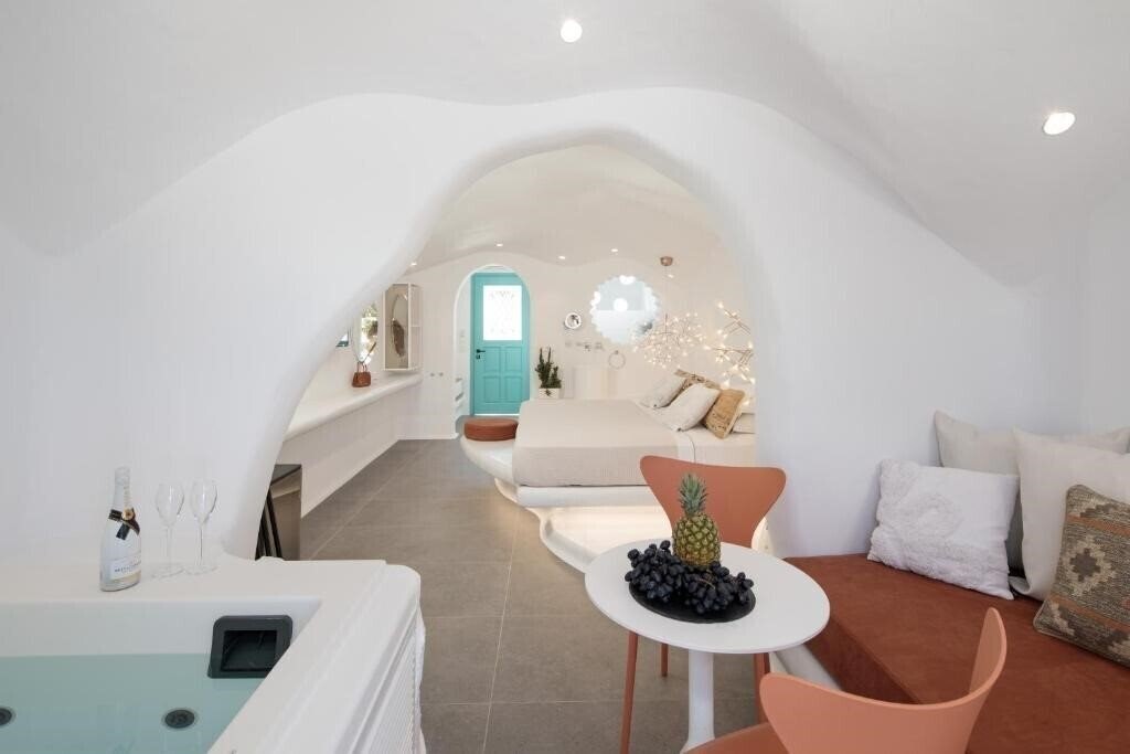 Фото Cave Suites 3*