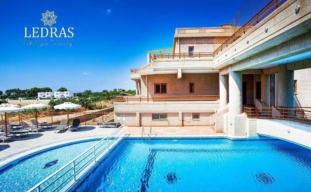 Отель Ledras 4*