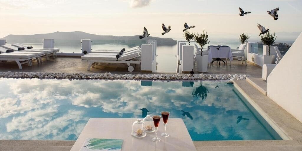 Above Blue Suites 4* суреті