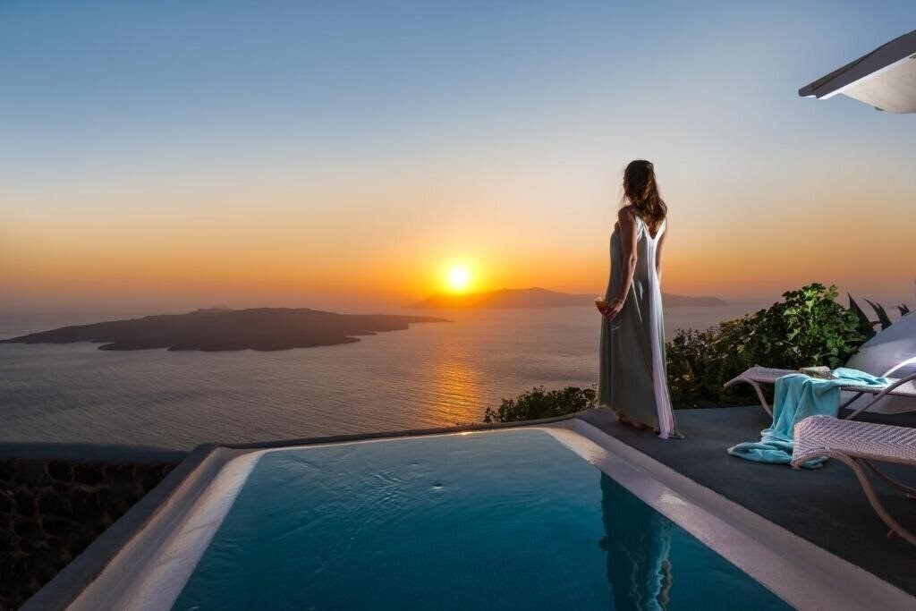 Отель Adamant Suites 4*