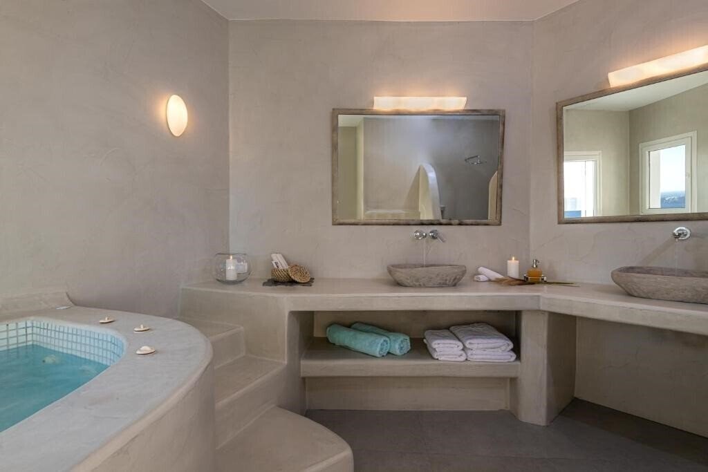 Фото Adamant Suites 4*