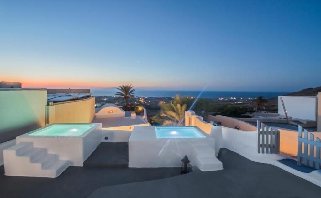 Отель Aqua Serenity Luxury Suites 4*