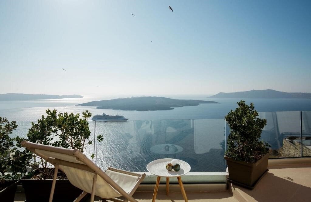 Отель Globe Suites 4*