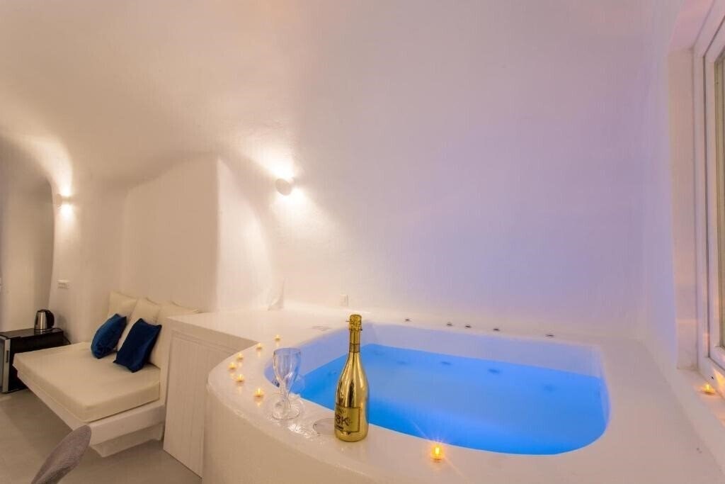 Boutique 88 Fira 4* фотосуреті