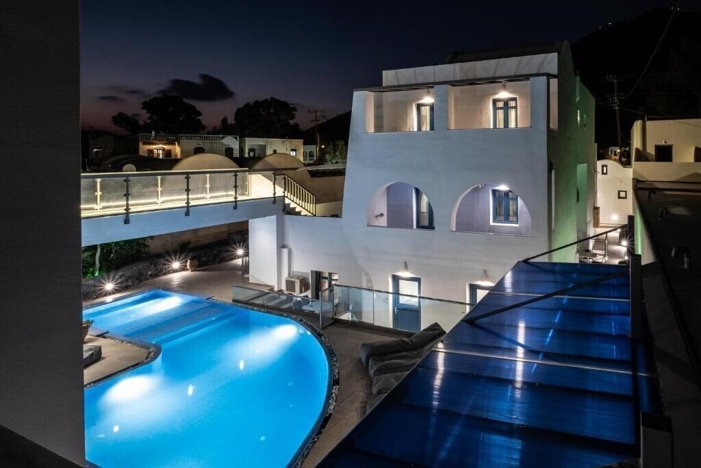 Отель Tristhenia Hotel 3*