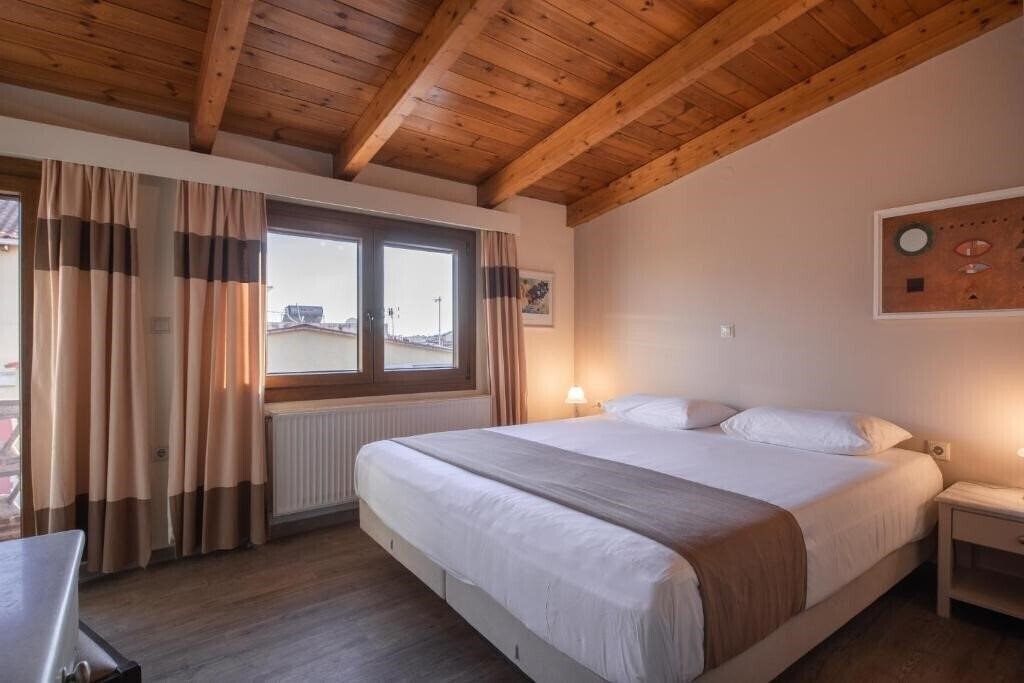 Yria Hotel 2* суреті