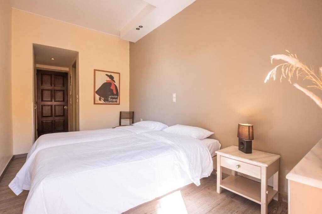 Yria Hotel 2* суреті