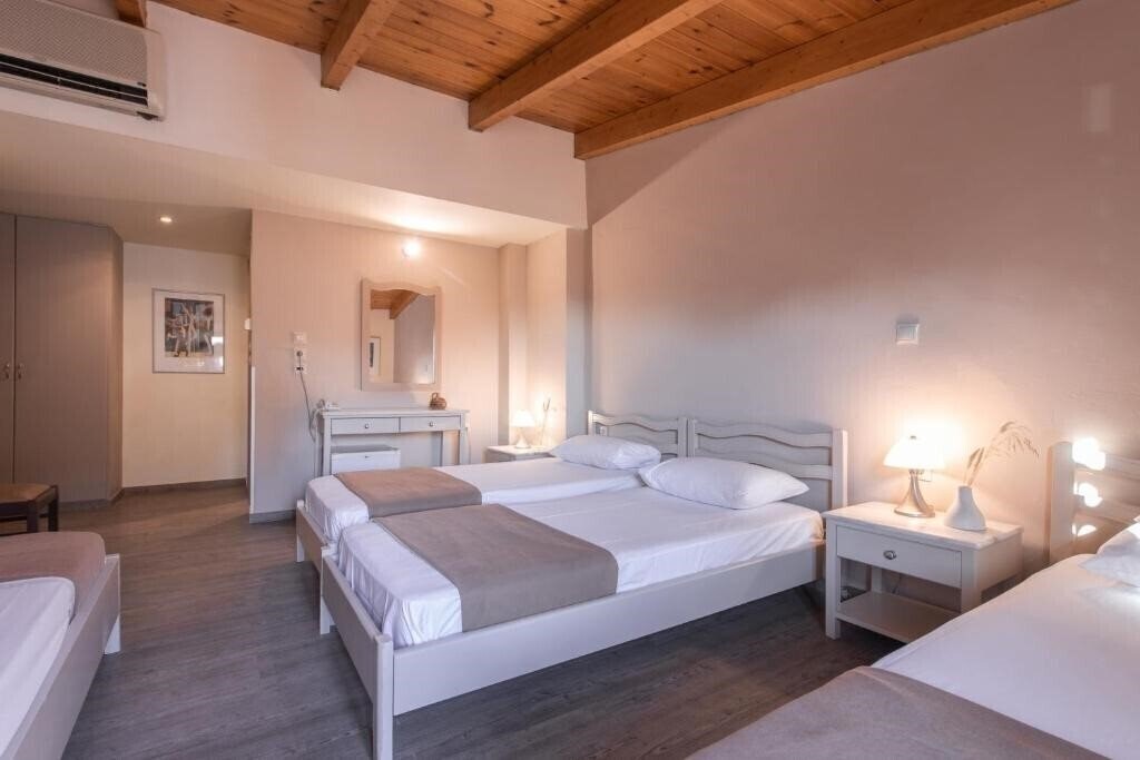 Yria Hotel 2* фотосуреті