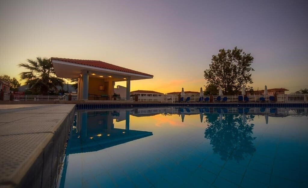 Отель Karras Aparthotel 3*