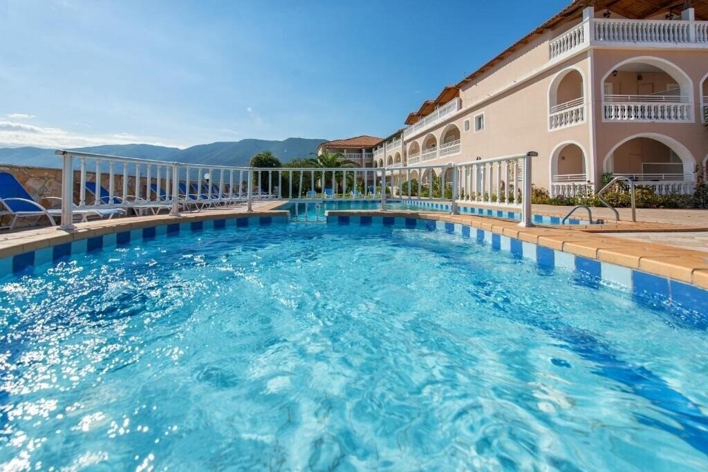 Изображение Dennis Studios 1*