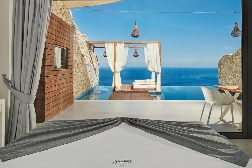 Отель Emerald Villas & Suites 4*