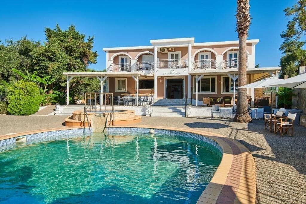 Отель Megara 2*