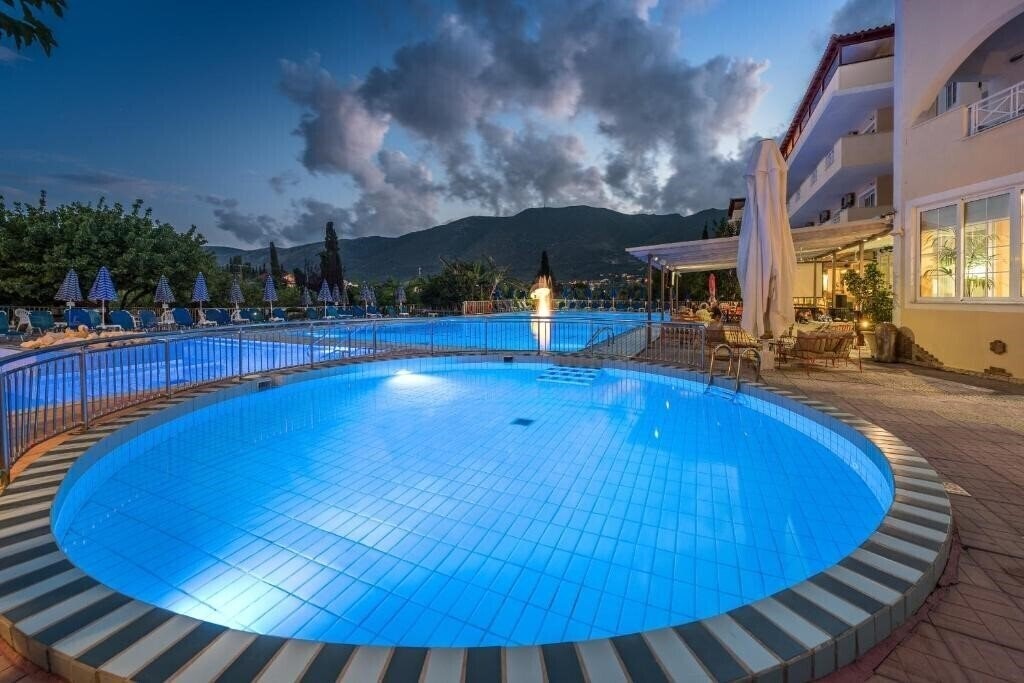 Koukounaria Aparthotel & Villa 4* суреті