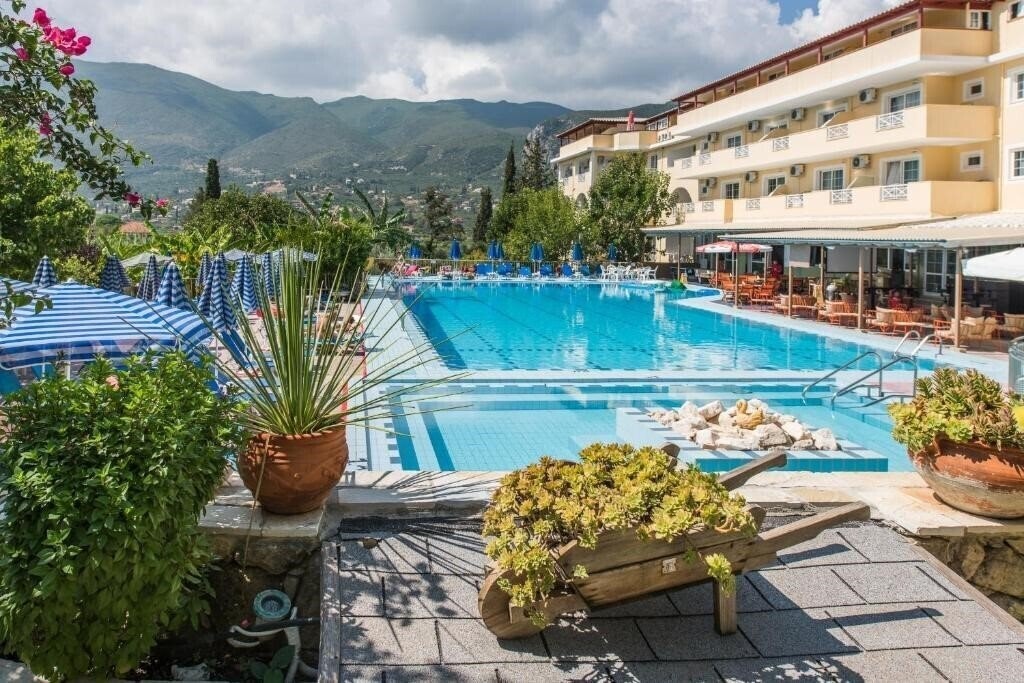 Koukounaria Aparthotel & Villa 4* қонақ үйі