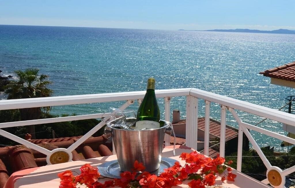 Brati II Beach Hotel 2* қонақ үйі