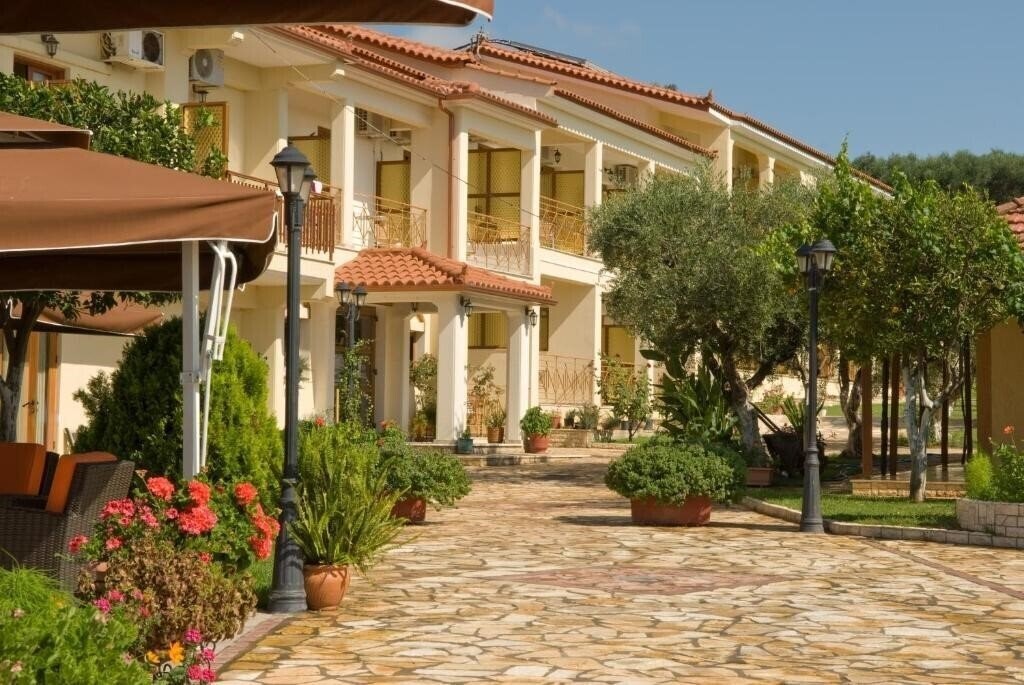 Отель Zorbas Hotel 3*