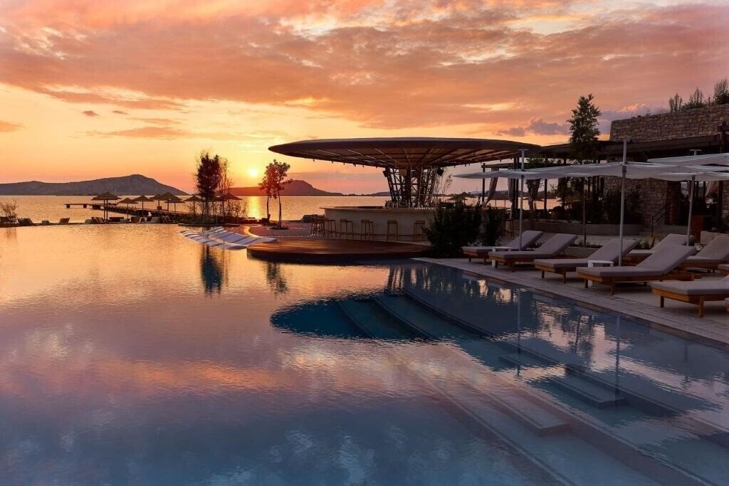 Отель W Costa Navarino 5*