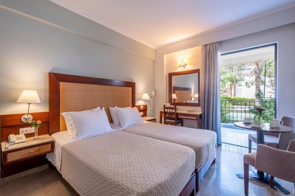 Фото John & George Hotel 3*